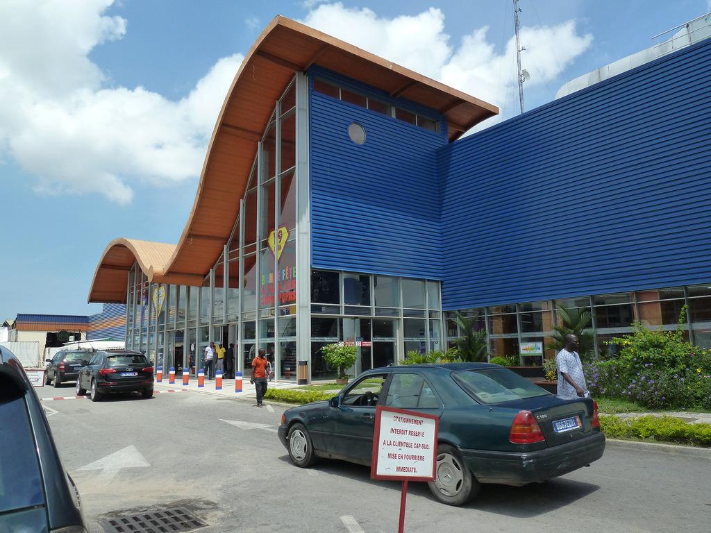 A coté du centre commercial CAP-SUD à Abidjan